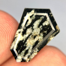 Rare Magnesio Ferri Flouro Hornblende 5,90 ct Rakousko