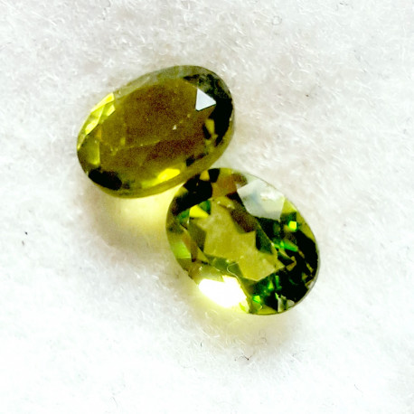 Peridot 8x6 mm pár Pakistán