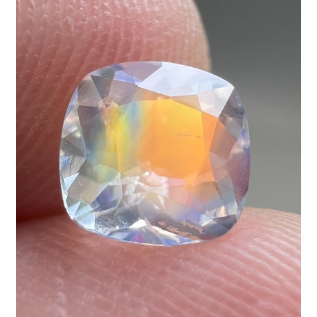 Měsíční kámen (moonstone) 0,90 ct multikolor Madagaskar